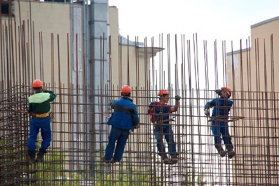 Foto de trabalhadores montando armaduras de aço – Clique em “Autorizar imagens” para ver.